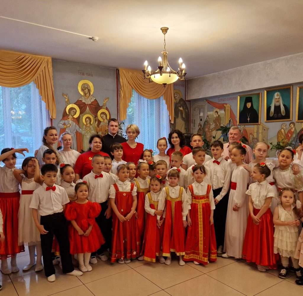Школьники в праздничных нарядах